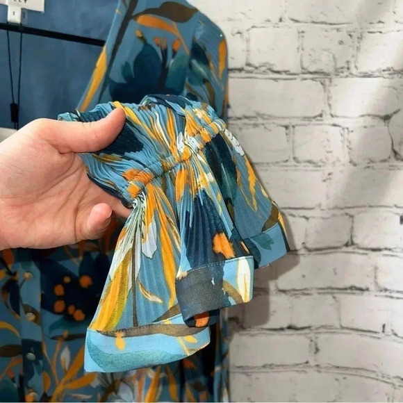 Milly Women’s Blue Floral V Neck Blouse with Bell Sleeve Detail Size Small New - Picture 4 of 10